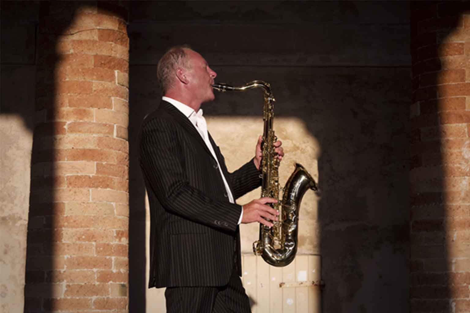 Conductor and saxophone: Federico Mondelci Conductor and saxophone: Federico Mondelci