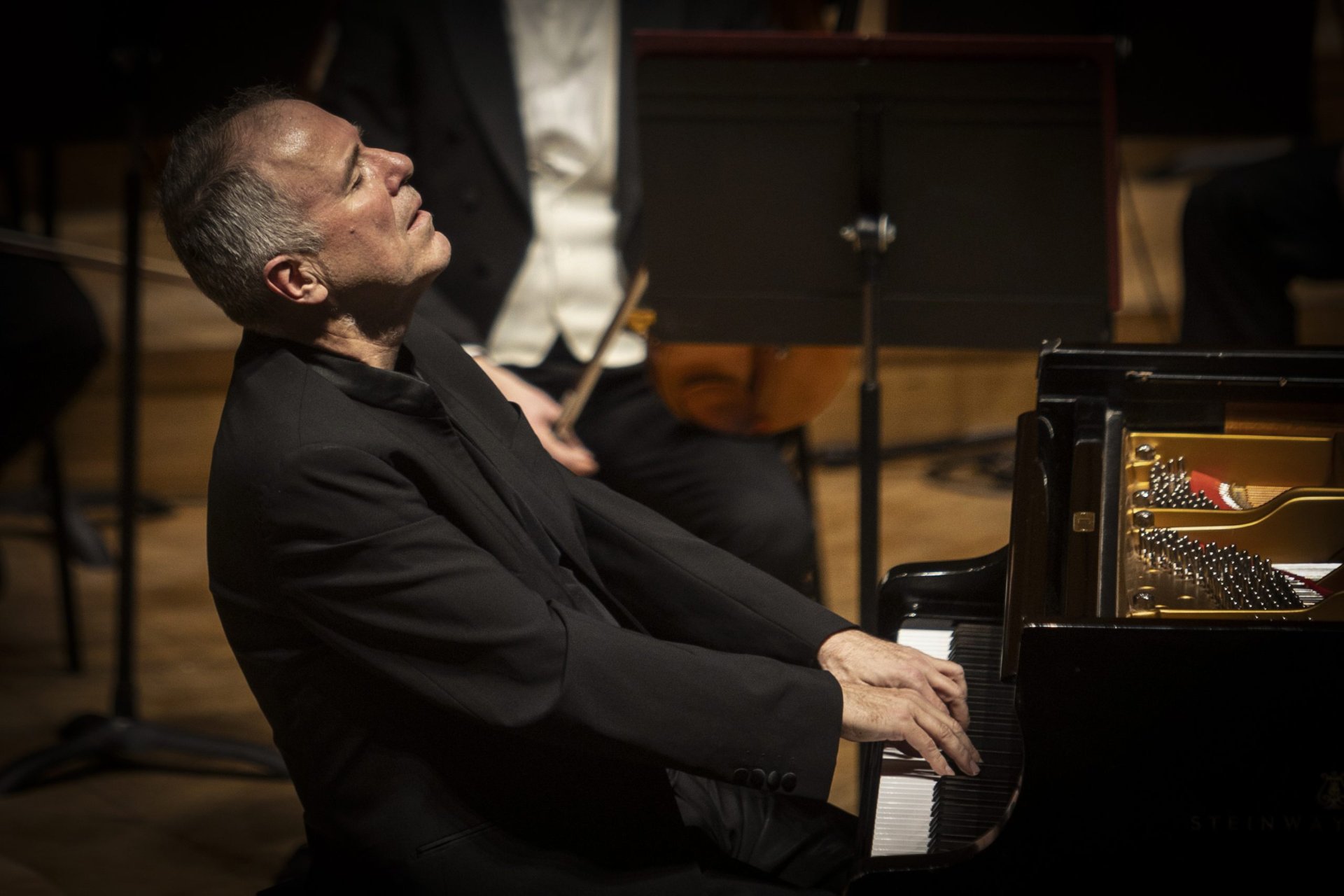Piano and conductor: Alexander Lonquich Piano and conductor: Alexander Lonquich