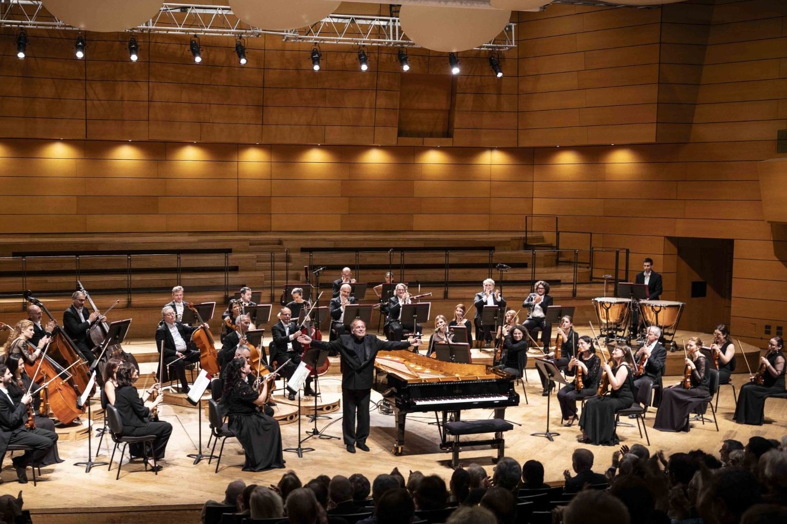 Piano and conductor: Louis Lortie Piano and conductor: Louis Lortie