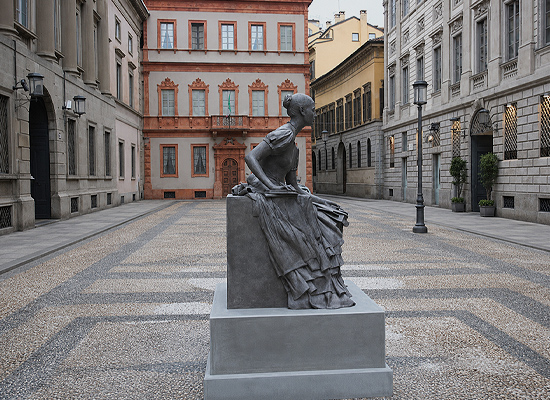 Piazza Belgioioso: la prima statua per una donna Piazza Belgioioso: la prima statua per una donna
